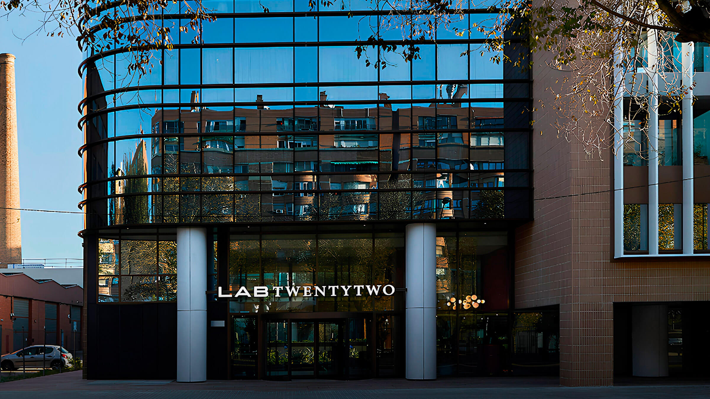 Fachada de LabTwentytwo by marriott, hotel ubicado cerca del aeropuerto y del distrito de negocios 22@ de Barcelona. 