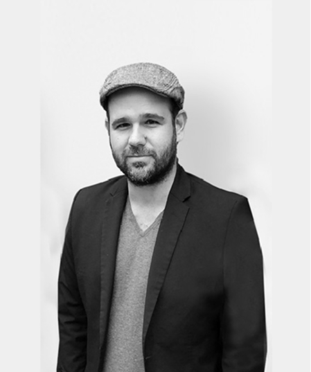 Retrato profesional en blanco y negro de un arquitecto del estudio Lima 1007 Arquitectos, presentado como gerente general y especialista en diseño arquitectónico. Imagen institucional utilizada para comunicar liderazgo, dirección creativa y propuesta arquitectónica contemporánea.